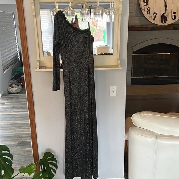 Brand New David Meister One Shoulder Evening Gown - Picture 5 of 7